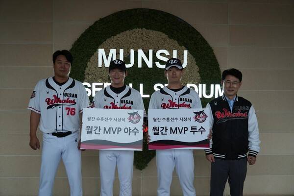 오카다와 하재훈(사진=울산 웨일즈)