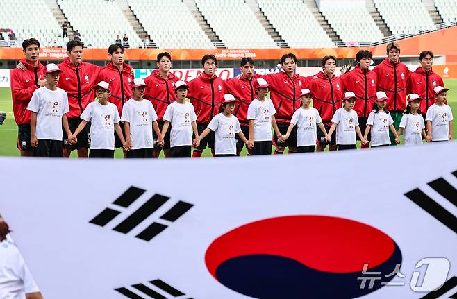 30일 오후 일본 오사카 나가이스타디움에서 열린 2026 아이치·나고야 아시안게임 남자축구 준결승 대한민국과 중국의 경기, 대한민국 선수들이 애국가를 제창하고 있다. 2026.9.30 ⓒ 뉴스1 김도우 기자
