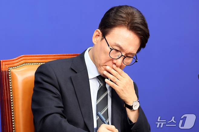 김민석 더불어민주당 대표가 지난 12일 오전 서울 여의도 국회에서 열린 최고위원회의에서 생각에 잠겨 있다. 2026.10.12 ⓒ 뉴스1 황기선 기자