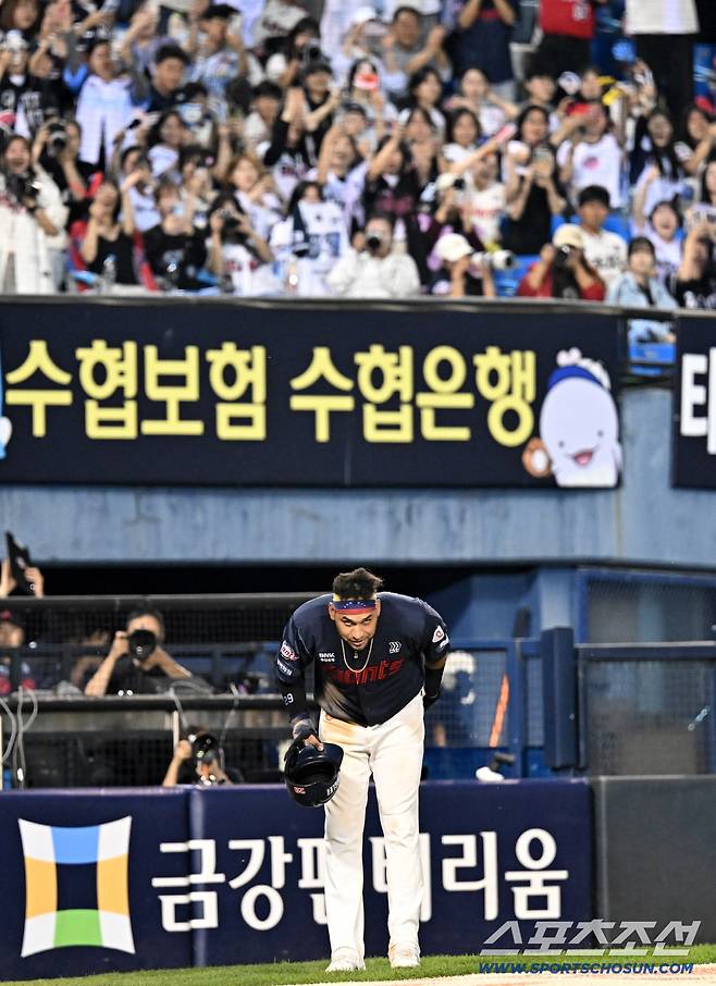 자신에게 박수를 보내준 1루 관중석의 두산 팬들에게도 감사 인사를