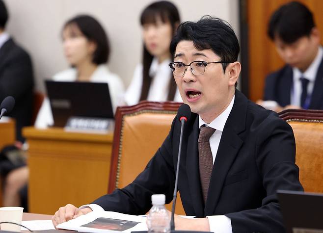 주진우 국민의힘 의원이 13일 서울 여의도 국회에서 열린 법제사법위원회 국정감사(헌법재판소 등)에서 질의하던 중 더불어민주당 의원들과 언쟁하고 있다.ⓒ뉴시스