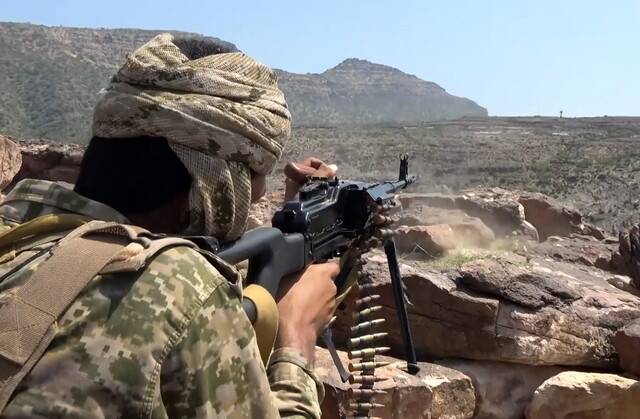 예멘의 친이란 반군 후티 전투원이 예멘 서부 타이즈주 전선에서 정부군을 향해 사격하고 있다. EPA 연합뉴스