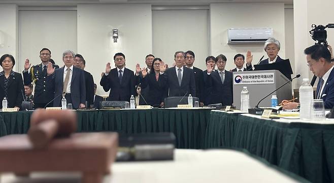강경화 주미대사가 12일 워싱턴 주미대사관에서 열린 국회 외교통일위원회 국정감사에서 인증선서를 하고 있다. 워싱턴=김현빈 특파원