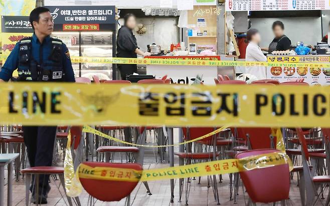 경찰과 소방당국 관계자가 13일 인천 남동구 구월동 상업시설에서 발생한 흉기 난동 사건 현장을 통제하고 있다. 뉴스1