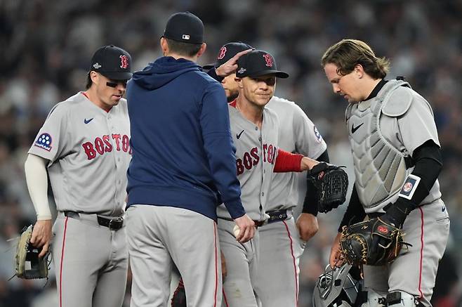 Red Sox Yankees BaseballBoston Red Sox starting pitcher Sonny Gray, center facing, is pulled from the game against the New York Yankees during the fifth inning in Game 2 of baseball's American League Wild Card Series, Wednesday, Sept. 30, 2026, in New York. (AP Photo/Frank Franklin II)