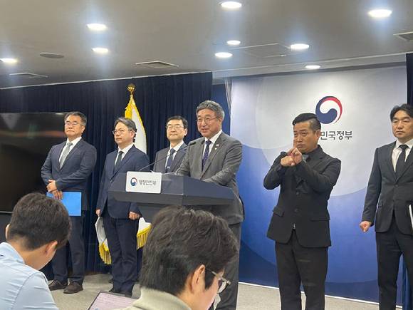 윤호중 행정안전부 장관이 13일 서울정부청사에서 중앙행정기관 지방 이전 관련 브리핑을 하고 있다.[사진=도수화 기자]