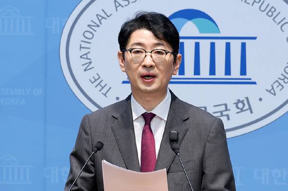 국민의힘 주진우 의원이 3일 국회 소통관에서 기자회견을 열고 제22대 총선과 관련해 선거관리위원회 관계자 등의 투표자 수·투표율 조작 의혹을 제기하며 검찰·경찰 합동수사본부의 수사를 촉구하고 있다. 2026.8.3 [사진=연합뉴스]