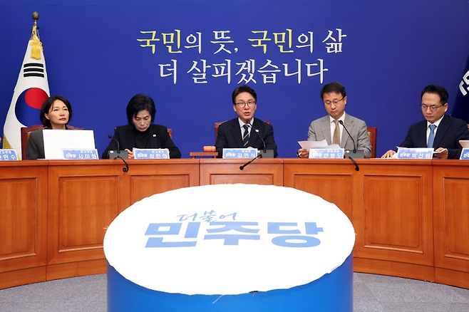 지난 12일 열린 민주당 최고위원회의에서 김민석 민주당 대표(가운데)가 발언하고 있다. 연합뉴스