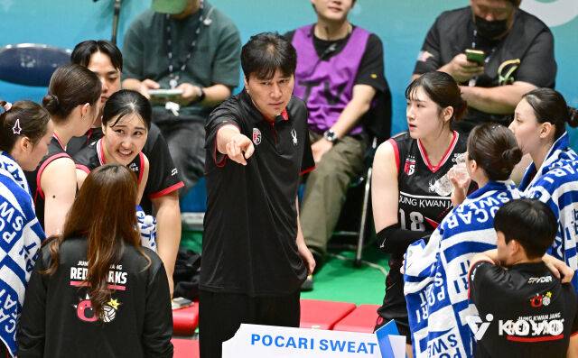 권순찬 정관장 감독이 13일 열린 2026 프로배구 컵대회 여자부 A조 조별리그 2차전 SOOP과 경기 도중 타임아웃을 통해 선수들과 이야기를 나누고 있다./한국배구연맹(KOVO) 제공