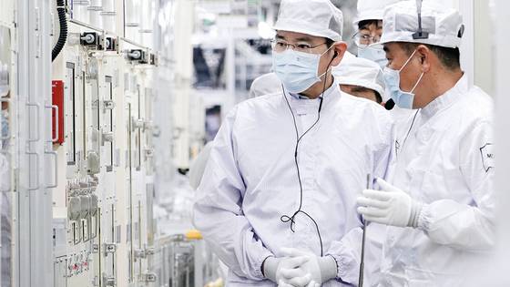 이재용 삼성전자 회장이 2024년 2월 9일 말레이시아 스름반에 위치한 삼성SDI 배터리 1공장을 찾아 생산 현장을 살펴보고 있다. 당시 이 회장은 건설 중이던 2공장 현장도 점검했다. [삼성전자 제공]