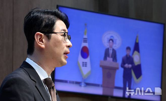 [서울=뉴시스] 고범준 기자 = 주진우 국민의힘 의원이 13일 서울 여의도 국회 소통관에서 이재명 대통령 황제골프 특검법 대표발의 관련 기자회견을 하고 있다. 2026.10.13. bjko@newsis.com