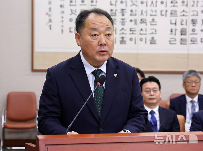 [서울=뉴시스] 고범준 기자 = 손인혁 헌법재판소 사무처장이 13일 서울 여의도 국회에서 열린 법제사법위원회 국정감사(헌법재판소 등)에서 업무보고를 하고 있다. 2026.10.13. bjko@newsis.com