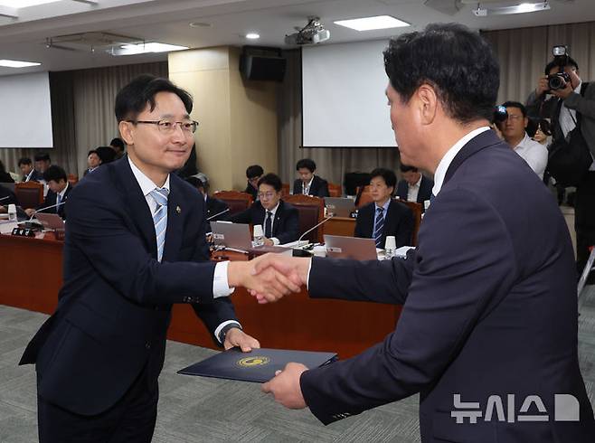 [세종=뉴시스] 배훈식 기자 = 임광현 국세청장이 13일 오전 세종시 정부세종2청사에서 열린 국회 재정경제기획위원회 국정감사에서 증인 선서문을 조승래 위원장에게 제출하고 있다. 2026.10.13. dahora83@newsis.com