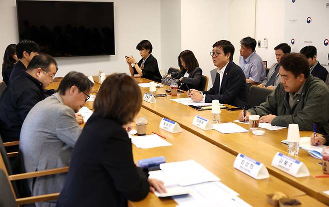 [서울=뉴시스] 황준선 기자 = 최휘영 문화체육관광부 장관이 13일 서울 종로구 국립현대미술관에서 서울관에서 문화예술정책자문위원회 영화 분과 4차 회의를 주재하고 있다. (사진=문체부 제공) 2026.10.13. photo@newsis.com *재판매 및 DB 금지