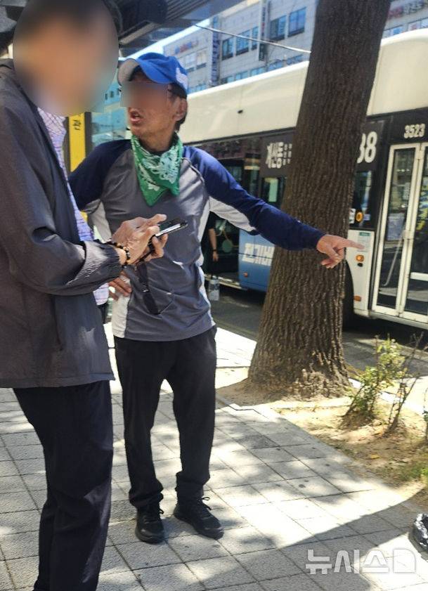 [인천=뉴시스] 함상환 기자 = 13일 인천 남동구 구월동의 한 마트 식당가에서 흉기난동 사건이 발생했다. 사진은 지난달 15일 인천의 한 병원 앞에서 1인 시위를 벌이는 흉기난동 사건의 60대 피의자. 2026.10.13. hsh3355@newsis.com