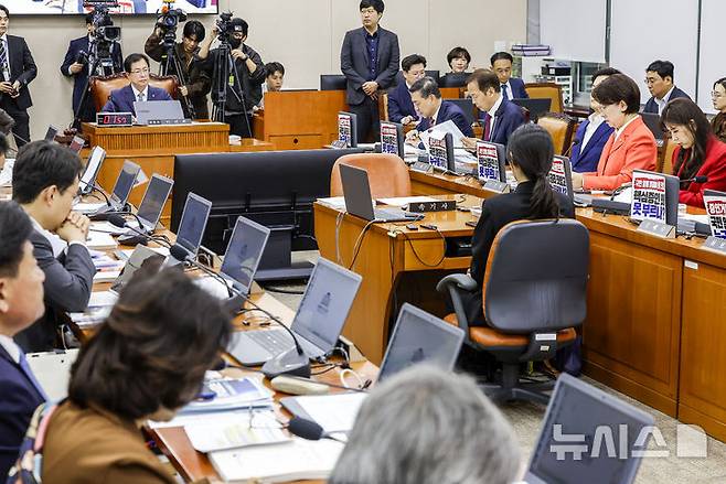 [서울=뉴시스] 정병혁 기자 = 13일 서울 여의도 국회에서 열린 국회 보건복지위원회의 식약처 등에 대한 국정감사에서 국민의힘 의원들 자리에 증인 채택 관련 피켓이 붙어 있다. 2026.10.13. jhope@newsis.com