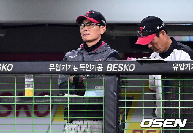 [OSEN=광주, 최규한 기자] KIA 타이거즈가 준플레이오프에 직행했다.&nbsp;KIA는 12일 광주-기아 챔피언스필드에서 열린 2026 신한 SOL KBO리그 LG 트윈스와의 최종전에서 4-2로 승리했다. 선발 양현종이 5이닝 1실점으로 호투했다. 전상현이 2이닝 무실점으로 막았다. 8회말 김도영의&nbsp;시즌 45호&nbsp;결정적인 중월투런홈런이 터졌다.&nbsp;이로써 KIA는 정규시즌 3위를 확정짓고 준플레이오프에 직행했다. LG는 4위가 되면서 두산과 와일드카드 결정전에 나선다.&nbsp;9회초 LG 염경엽 감독이 그라운드를 응시하고 있다. 2026.10.12 / dreamer@osen.co.kr
