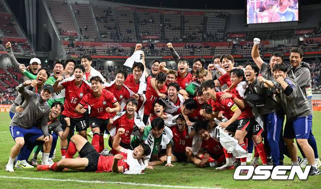[OSEN=도요타(일본), 박준형 기자] 미쳤다! 엄지성(24, 스완지 시티)이 결승골로 한국축구를 살렸다.&nbsp;이민성 감독이 이끄는 U23 남자축구대표팀은 3일 오후 7시 30분 나고야 스타디움에서 개최된 아이치-나고야 아시안게임 2026 결승전에서 엄지성의 결승골이 터져 숙적 일본을 1-0으로 제압했다.&nbsp;경기종료 금메달 확정한 축구대표팀이 기뻐하고 있다.     2026.10.03 /  soul1014@osen.co.kr