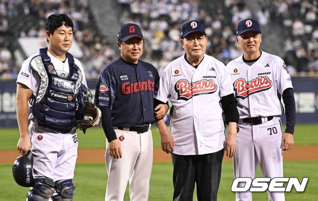 [OSEN=잠실, 박준형 기자] 12일 서울 잠실구장에서 ‘2026 신한 SOL Bank KBO리그’ 두산 베어스와 롯데 자이언츠의 경기가 열렸다.44년간 한국 야구의 상징으로 사랑받아 온 서울 잠실구장은 이날 두산과 롯데의 경기를 끝으로 정규시즌의 대장정을 마무리한다. 경기 앞서 김인식 전 감독이 시구 마친뒤 롯데 김태형 감독, 두산 김원형 감독, 양의지와 포즈를 취하고 있다. &nbsp;2026.10.12 / soul1014@osen.co.kr