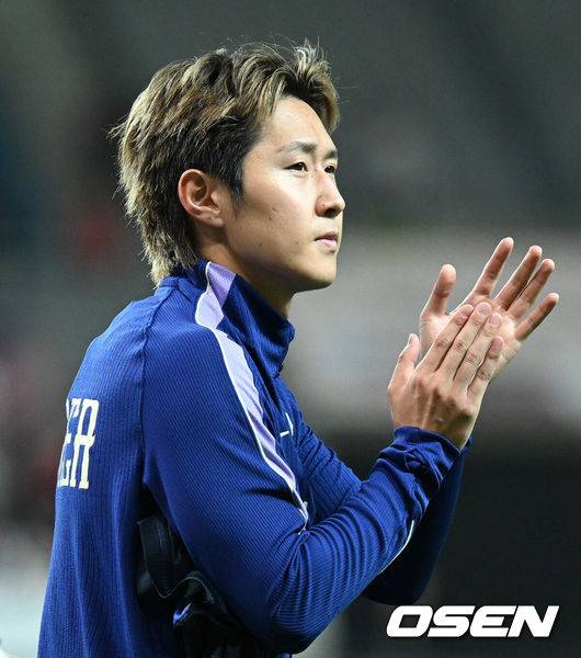 [OSEN= 서울월드컵경기장, 이대선 기자] 로베르트&nbsp;모레노 임시 감독이 이끄는 대한민국 축구 국가대표팀은 28일 서울월드컵경기장에서 디에고 포를란 감독이 지휘하는 우루과이와 A매치 맞대결을 치러 1-4로 대패했다.이로써 모레노 감독은 지난 에콰도르전 3-0 완승 분위기를 이어기는 데 실패했다. 부임 2경기 만에 남미 강호 우루과이를 만나 1-4로 무너졌다.경기 종료 후 한국 이강인이 관중석을 향해 인사를 하고 있다. 2026.09.28 / sunday@osen.co.kr
