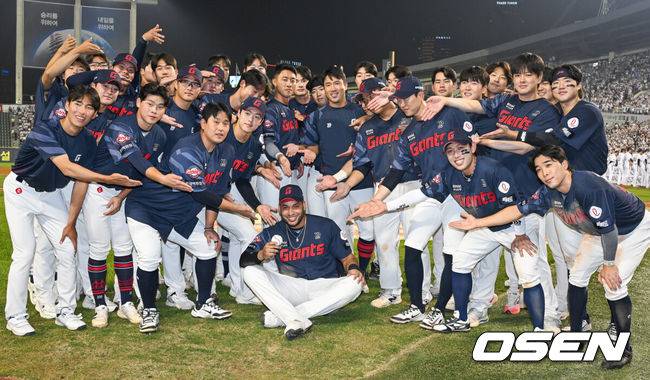 [OSEN=잠실, 박준형 기자] 2026시즌 안타왕은 빅터 레이예스(롯데 자이언츠)다.&nbsp;프로야구 롯데 자이언츠는 12일 서울 잠실구장에서 열린 2026 신한 SOL KBO리그 두산 베어스와의 시즌 최종전이자 올해를 끝으로 철거되는 잠실구장 최종전에서&nbsp;7-4로 승리했다.&nbsp;롯데는 NC 다이노스를 제치고 7위로 2026시즌을 마감했다. 최종 성적 64승 3무 77패. 두산은 일찌감치 5위(74승 5무 65패)를 확정, 2년 만에 가을무대 초대장을 받았다. 하루 휴식 후 14일 잠실에서 4위 LG 트윈스와 와일드카드 결정전 1차전에 나선다.&nbsp;경기종료 후 최다안타 1위를 차지한 레이예스가 동료들과 함께 포즈를 취하고 있다.  &nbsp;2026.10.12 / soul1014@osen.co.kr
