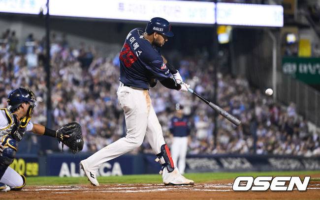 [OSEN=잠실, 박준형 기자] 12일 서울 잠실구장에서 ‘2026 신한 SOL Bank KBO리그’ 두산 베어스와 롯데 자이언츠의 경기가 열렸다.44년간 한국 야구의 상징으로 사랑받아 온 서울 잠실구장은 이날 두산과 롯데의 경기를 끝으로 정규시즌의 대장정을 마무리한다. 6회초 롯데 레이예스가 솔로홈런을 날리고 있다. 이 홈런은 레이예스의 시즌 210안타로 최다안타 1위를 질주하고 있다.    2026.10.12 / soul1014@osen.co.kr