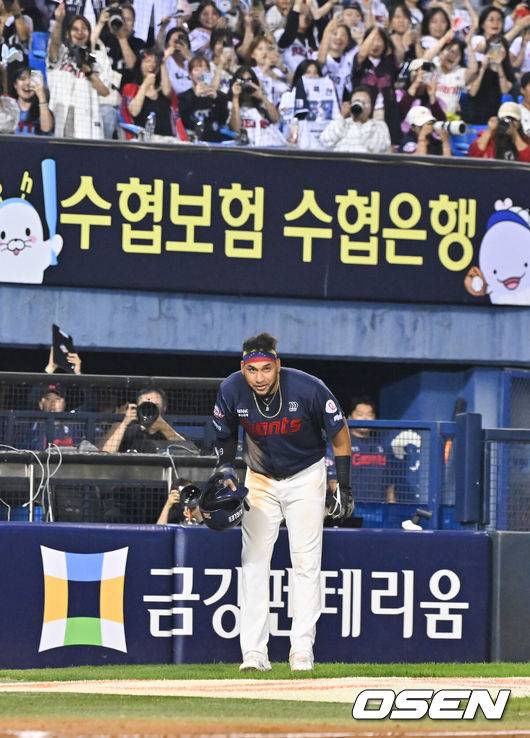 [OSEN=잠실, 박준형 기자] 12일 서울 잠실구장에서 ‘2026 신한 SOL Bank KBO리그’ 두산 베어스와 롯데 자이언츠의 경기가 열렸다.44년간 한국 야구의 상징으로 사랑받아 온 서울 잠실구장은 이날 두산과 롯데의 경기를 끝으로 정규시즌의 대장정을 마무리한다. 8회초 안타 날린 롯데 레이예스가 교체되며 팬들에게 인사하고 있다. 이 안타로 레이예스는 시즌 211안타로 최다안타 1위를 확정했다. &nbsp;2026.10.12 / soul1014@osen.co.kr