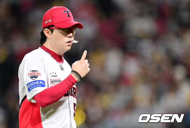 [OSEN=광주, 최규한 기자] 12일 광주-기아 챔피언스필드에서 ‘2026 신한 SOL Bank KBO리그’ KIA 타이거즈와 LG 트윈스의 경기가 열렸다.홈팀 KIA는 양현종, 방문팀 LG는 임찬규를 선발로 내세웠다.3회초 LG 공격을 삼자범퇴로 막아낸 KIA 선발 양현종이 더그아웃으로 향하고 있다. 2026.10.12 / dreamer@osen.co.kr