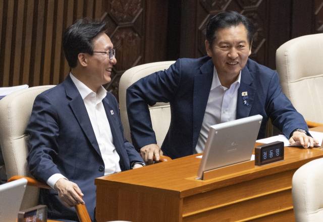 ▲더불어민주당 김민석 대표(왼쪽)가 지난 8월 26일 국회 본회의 도중 정청래 전 대표와 대화하고 있다. ⓒ연합뉴스