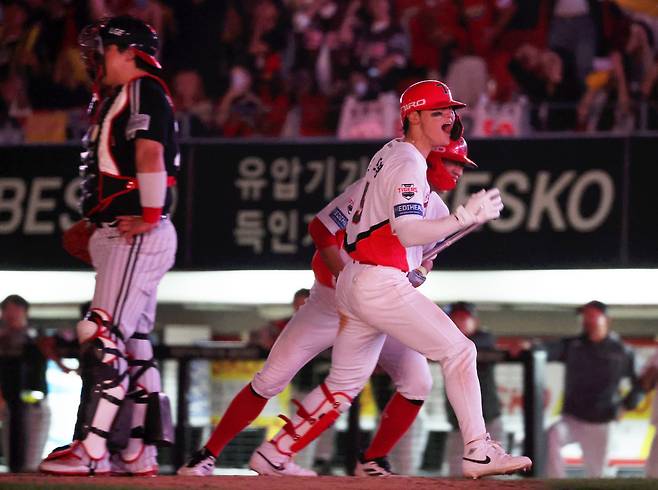 12일 전남광주통합특별시 광주기아챔피언스필드에서 열린 프로야구 LG 트윈스와 KIA 타이거즈의 경기. KIA 김도영이 8회말 무사 1루에서 투런홈런을 치고 홈인하며 기뻐하고 있다. 연합