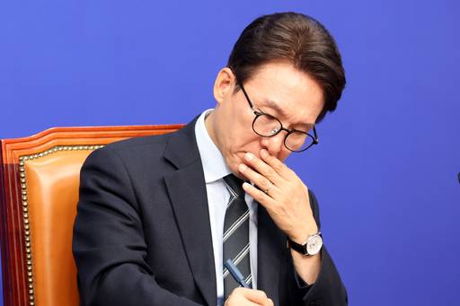 김민석 더불어민주당 대표가 12일 오전 서울 여의도 국회에서 열린 최고위원회의에서 생각에 잠겨 있다. 뉴스1