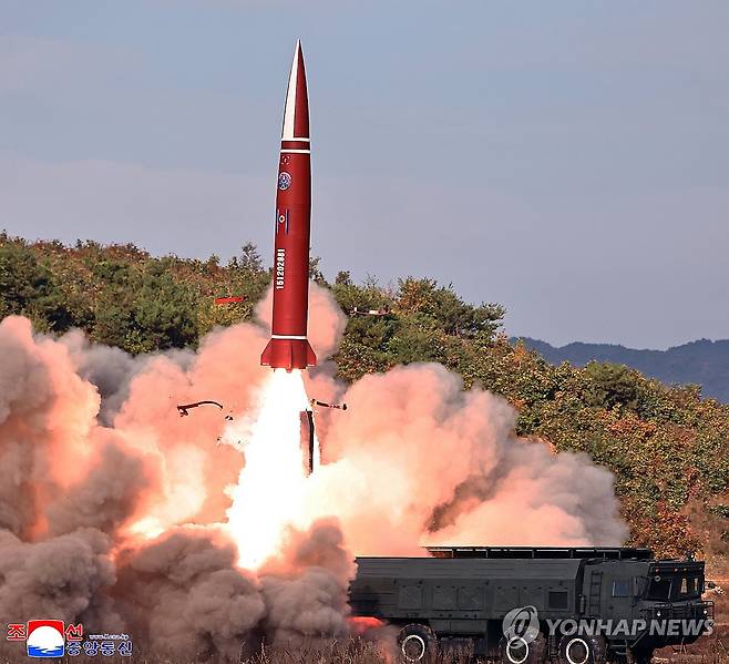 북한, 전술탄도미사일 시험발사 (평양 조선중앙통신=연합뉴스) 북한이 지난 12일 전술탄도 미사일 시험발사를 진행했다고 밝혔다. 조선중앙통신은 13일 "미사일총국은 12일 중요 핵심요소의 기술적 갱신 성과를 확증하기 위하여 전술탄도미사일 시험발사를 진행하였다"고 보도했다.2026.10.13 
    [국내에서만 사용가능. 재배포 금지. For Use Only in the Republic of Korea. No Redistribution] nkphoto@yna.co.kr