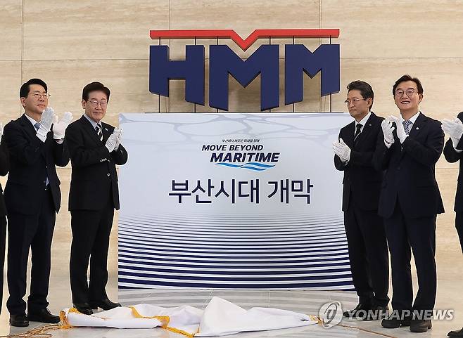 이재명 대통령, HMM 부산 본사 현판 제막 (부산=연합뉴스) 한상균 기자 = 이재명 대통령이 13일 HMM 부산 본사에서 현판 제막식을 하고 있다. 
    왼쪽부터 황종우 해양수산부 장관, 이 대통령, 최원혁 HMM 사장, 전재수 부산시장. 2026.10.13 [청와대통신사진기자단] xyz@yna.co.kr