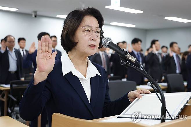 증인선서 하는 추미애 경기도지사 (수원=연합뉴스) 홍기원 기자 = 13일 경기도 수원시 영통구 경기도청에서 열린 국회 행정안전위원회의 경기도에 대한 국정감사에서 추미애 경기도지사가 증인 선서를 하고 있다. 2026.10.13 [공동취재] xanadu@yna.co.kr