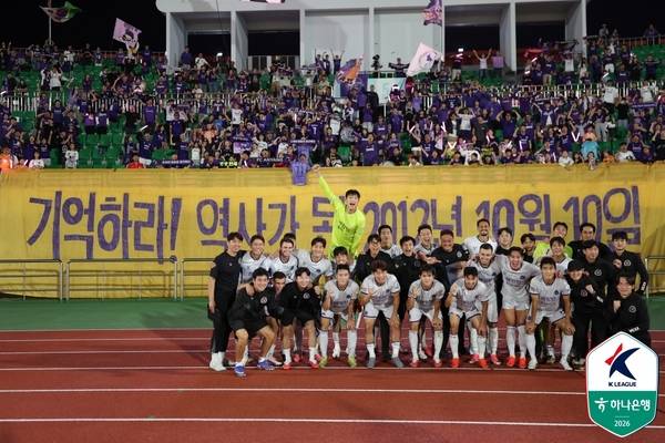K리그1 FC안양 선수단이 지난 10일 김천종합운동장에서 열린 김천상무와의 하나은행 K리그1 2026 31라운드 원정 경기에서 1-0으로 승리한 뒤 기념촬영을 하고 있다. /한국프로축구연맹 제공
