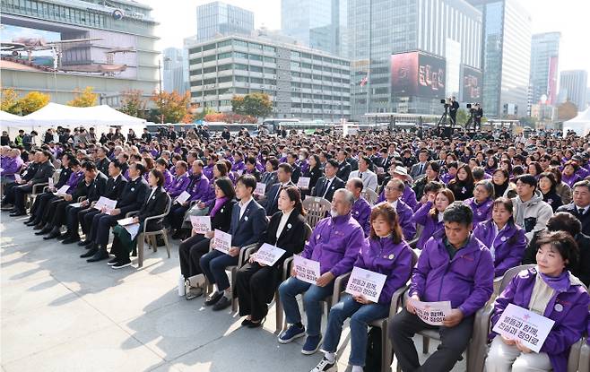 지난해 10월 29일 서울 광화문광장에서 열린 10.29 이태원 참사 3주기 기억식에서 유가족들이 참석해 무대를 바라보고 있다. /연합뉴스