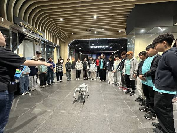 하동 고전초등학교 학생들이 7일 대전 넥스페리움에서 4족 보행 로봇개 시연을 보고 있다. /고전초교