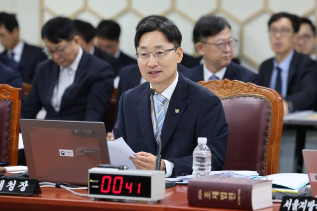 임광현 신임 대통령 비서실장(직전 국세청장)이 13일 세종시 정부세종2청사에서 열린 국회 재정경제기획위원회의 국세청에 대한 국정감사에서 위원 질의에 답하고 있다. 연합뉴스