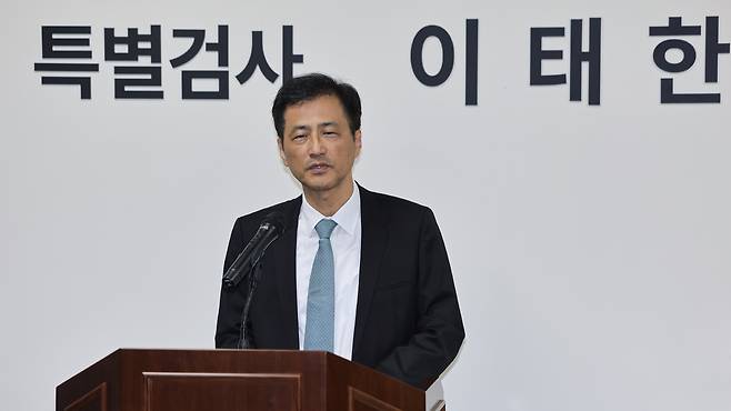 6·3 지방선거 투표용지 부족 사태 등을 규명할 이태한 선거관리위원회 특별검사팀이 고위법관들을 수사하기 위해 압수수색영장을 청구했으나 법원이 기각했다. 지난 9월 7일 서울 서초구에 마련된 특검 사무실에서 이 특검이 인사말을 하고 있다. /연합뉴스