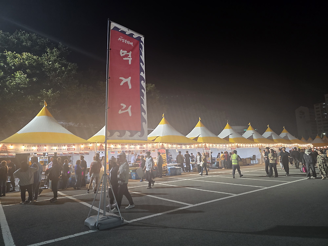 ▲ 10일 밤 제40회 의성문화제가 열린 의성종합운동장에서 방문객들이 '먹거리' 깃발 아래 늘어선 판매 부스를 둘러보고 있다. 김동현 기자 jhass80@kyongbuk.com