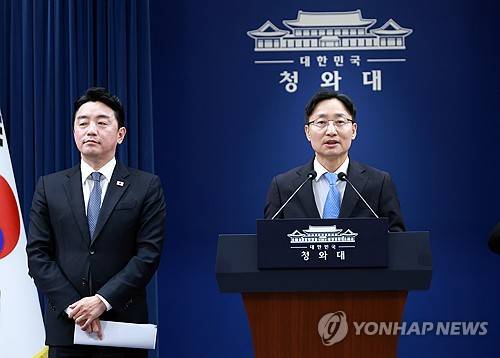 대통령 비서실장에 임광현 국세청장(서울=연합뉴스) 한상균 기자 = 신임 대통령 비서실장으로 임명된 임광현 국세청장이 14일 청와대 기자회견장에서 전임자인 강훈식 비서실장 소개로 인사말을 하고 있다. 2026.10.14 xyz@yna.co.kr