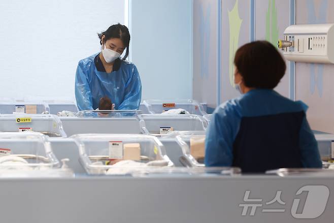 지난 7월 29일 오후 경기 고양시 차의과학대학교 일산차병원 신생아실에서 간호사들이 신생아를 돌보고 있다. 2026.7.29 ⓒ 뉴스1 김민지 기자