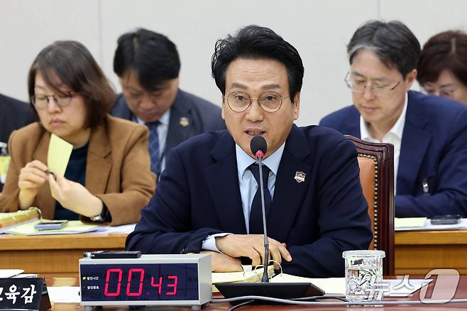 안민석 경기도 교육감이 14일 서울 여의도 교육위원회에서 열린 서울교육청 등에 대한 국정감사에서 의원 질의에 답하고 있다. 2026.10.14 ⓒ 뉴스1 황기선 기자