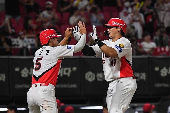 KIA 나성범(오른쪽)이 17일 광주-기아 챔피언스 필드에서 열린 2026 KBO리그 정규시즌 LG전에서 8회말 투런포를 때린 후 홈에 돌아와 김도영과 하이파이브 하고 있다. 사진 | KIA 타이거즈