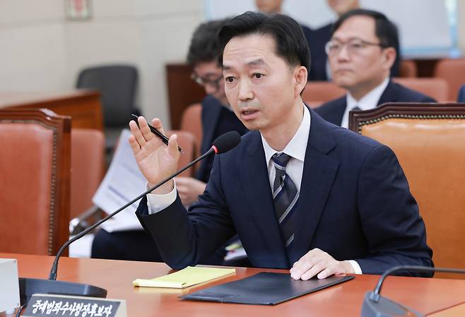 김지용 초대 중대범죄수사청장 후보자가 14일 국회 행정안전위원회에서 열린 인사청문회에서 행안위원 질의에 답하고 있다. 연합뉴스