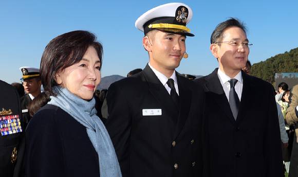 2025년 11월 28일 오후 경남 창원시 진해구 해군사관학교 연병장에서 열린 제139기 해군·해병대 사관후보생 수료 및 임관식에서 이재용 삼성전자 회장과 홍라희 리움미술관 명예관장이 이지호 신임 소위와 기념 촬영하고 있다. 2025.11.28 [사진=연합뉴스]