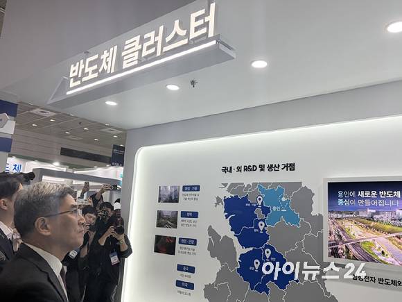 14일 서울 강남구 코엑스에서 열린 '반도체대전(SEDEX 2026)'에서 송재혁 삼성전자 CTO 사장 등이 삼성전자 반도체 클러스터 전시관을 둘러보고 있다. [사진=권서아 기자]