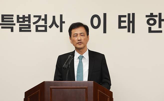 6·3 지방선거 투표용지 부족 사태와 선거관리위원회 각종 의혹을 수사하는 이태한 선거관리위원회 특별검사가 지난달 7일 서울 서초구 특검 사무실 브리핑실에서 열린 기자간담회에서 특검보를 소개하고 있다. 연합뉴스
