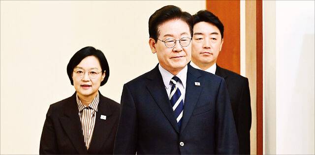 이재명 대통령이 13일 청와대에서 열린 국무회의에 한명숙 국무총리, 강훈식 대통령 비서실장과 함께 입장하고 있다. 이 대통령은 외교 정책과 관련해 “국가 간 관계에 있어 굴종적 태도나 사대적 태도를 지양해야 한다”고 밝혔다. 김지훈 기자
