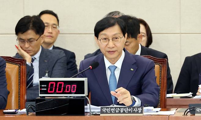 김성주 국민연금공단 이사장이 14일 서울 여의도 국회에서 열린 보건복지위원회 국정감사에서 질문에 답하고 있다.  김재훈 기자